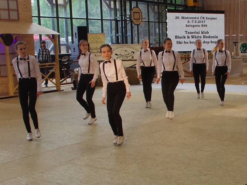 Country tance i stepařská vystoupení ovládla při mistrovství republiky parket, ve který se proměnila palubovka znojemské sportovní haly.