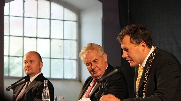 Zleva: Jihomoravský hejtman Michal Hašek, prezident České republiky Miloš Zeman a znojemský starosta Vlastimil Gabrhel.