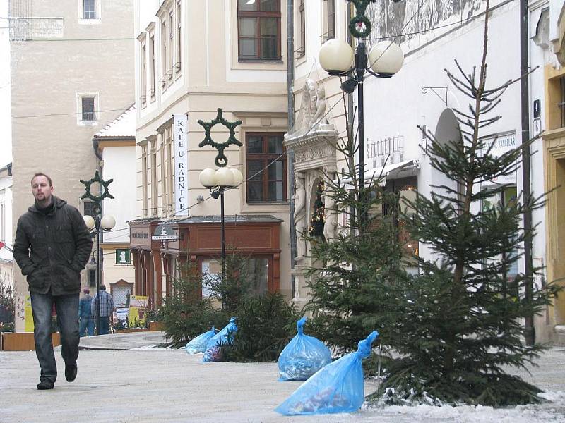 Originální adventní výzdoba Obrokové ulice ve Znojmě je minulostí.