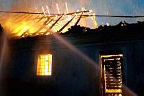 Osm jednotek hasičů bojovalo v noci na pátek s požárem starého domu u náměstí ve Vranově nad Dyjí.