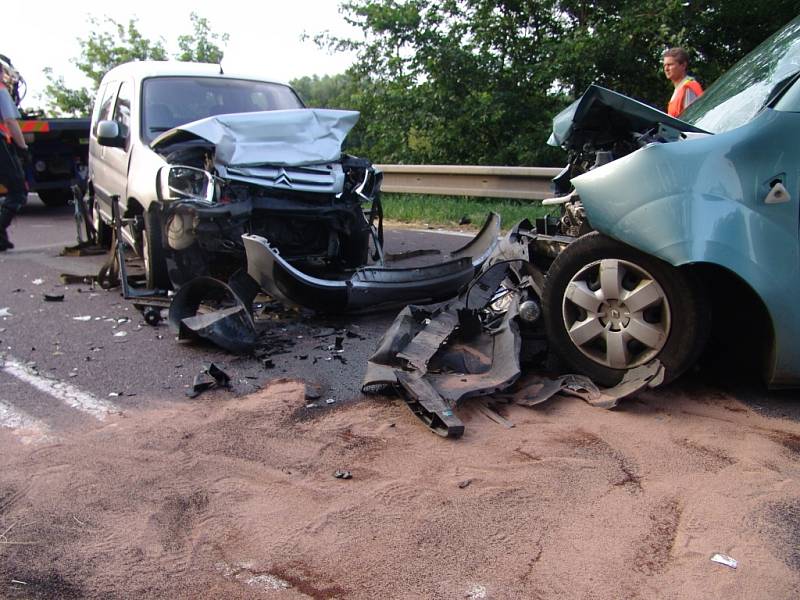 Při vážné dopravní nehodě se zranilo pět lidí včetně jednoho dítěte. Zasahovat musel i vrtulník.