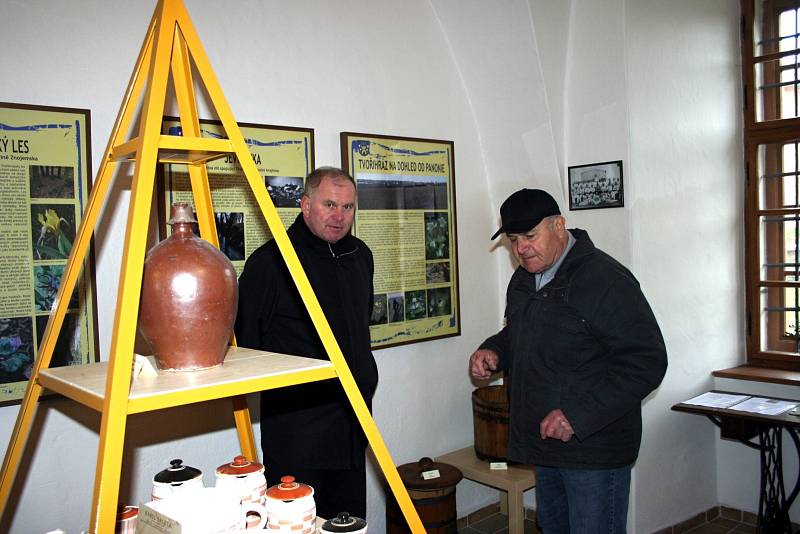 Smysluplné využití našli nedávno pro opuštěný objekt uprostřed vesnice v Tvořihrázi. Zchátralý zámeček proměnili v muzeum, které přibližuje vesnický vesnický život v minulosti.