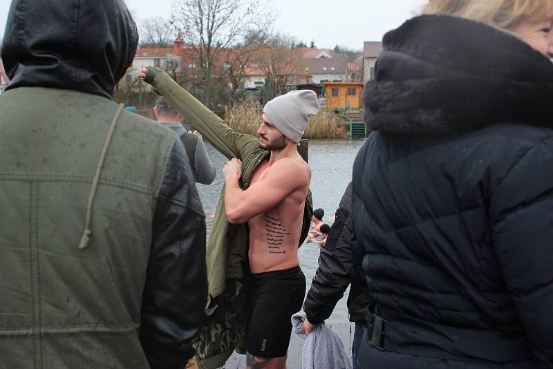 Znojemští sportovci vyzkoušeli první lednovou sobotu regenerační metodu Wima Hofa přímo ve studeném proudu řeky Dyje. Koupání absolvovali jak začátečníci, tak i pokročilí borci.