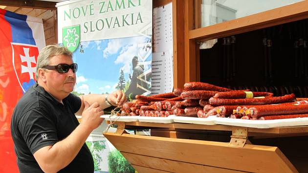 Znojemské Horní náměstí v sobotu druhým dnem hostí partnerská města. Své zvyky a kulinářské speciality zde představí polský Strzegom, rakouský Retz, slovenské Nové Zámky a Bratislava-Ružinov, italské Pontassieve a Trento a německé Torgau.