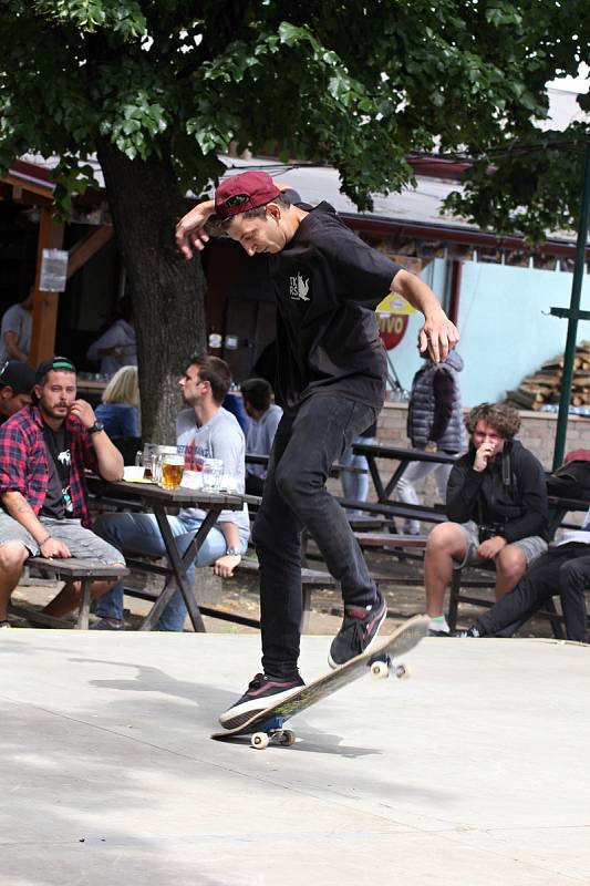 Šestý ročník skateboardových závodů se koná tradičně na zahrádce znojemské pivnice Na Statku.