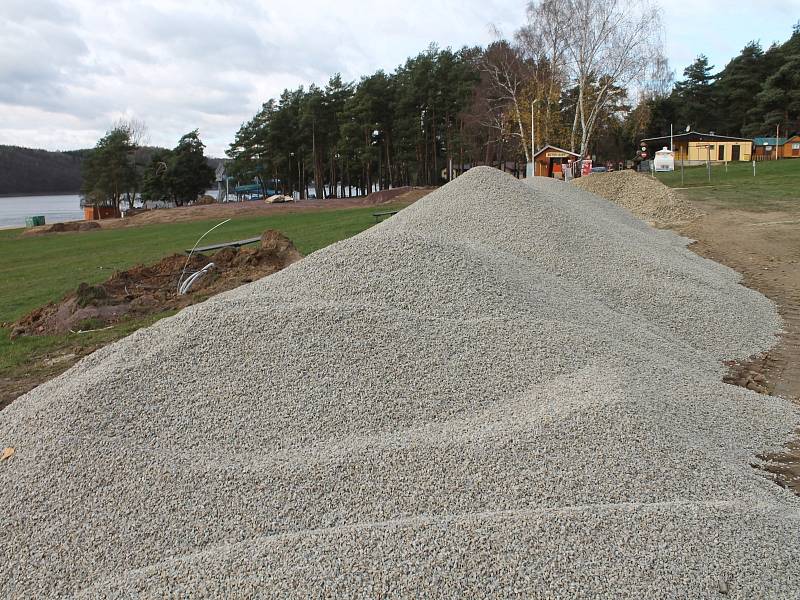 Dobu mimo sezonu využilo vedení společnosti Camping Vranovská pláž k výrazné modernizaci kempu. Za šest milionů korun budou dvě nové recepce, toalety, opravený tobogán, nová hřiště pro volejbal či cesty se zámkovou dlažbou. 