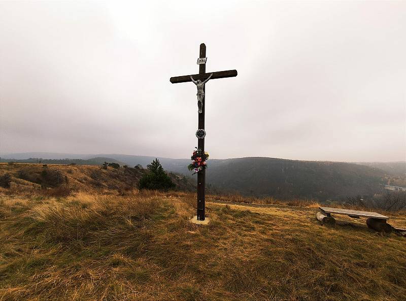 Kříž na stepi. V mlhavém počasí dodává stepi magickou atmosféru.