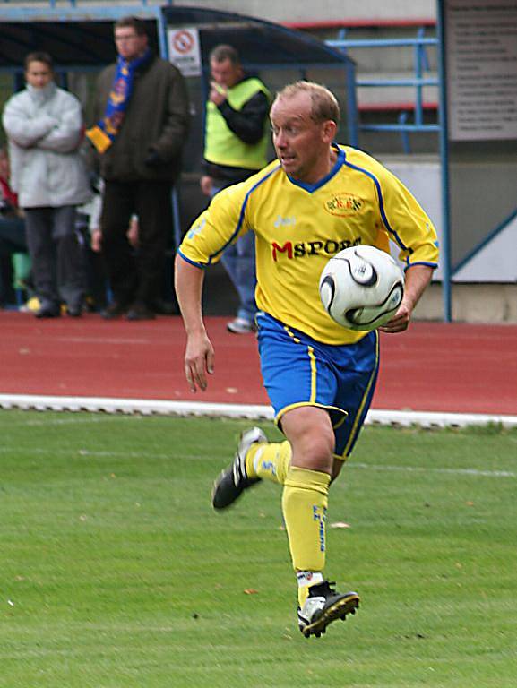 Pro vysokou porážku si přišli na vlastní hřiště fotbalisté rezervy znojemského 1.SC. Fotbalisté Moravského Krumlova překonali domácího brankáře hned čtyřikrát. 