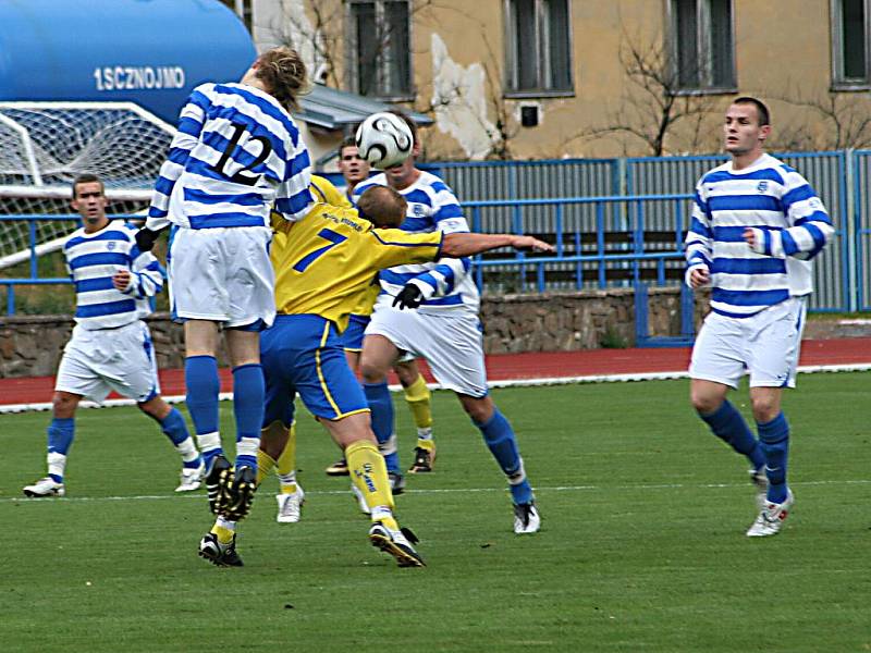 Pro vysokou porážku si přišli na vlastní hřiště fotbalisté rezervy znojemského 1.SC. Fotbalisté Moravského Krumlova překonali domácího brankáře hned čtyřikrát. 