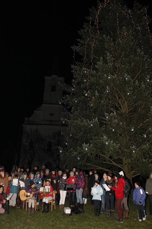 Přibližně stovka lidí od těch nejmenších po jejich babičky a dědy si přišla zazpívat koledy k vánočnímu stromu před kostelem svatého Josefa v Jevišovicích.