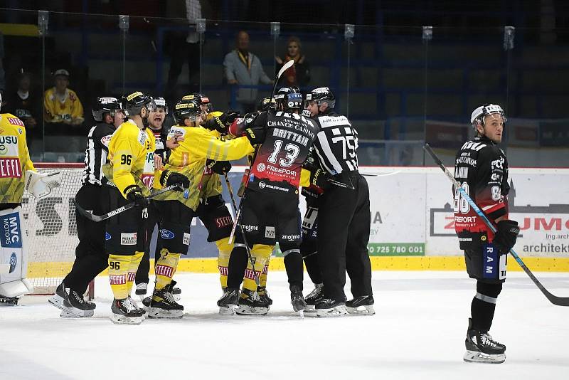 Znojemští hokejisté (v černém) odehráli v neděli první domácí utkání před zraky několika tisíc diváků. Hostili tým Vídně.