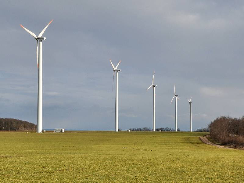 Větrná elektrárna u Břežan na Znojemsku. Největší větrný park na jižní Moravě.