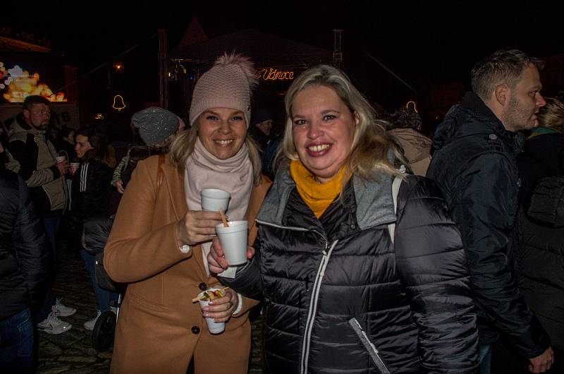 S první nedělí adventní se do Znojma vrátil oblíbený Znojemský advent. Rozsvícení vánočního stromu přilákalo tisíce návštěvníků. Snímky z roku 2022.