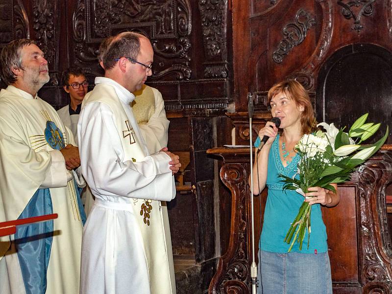 Se svými farníky ve znojemské Louce se v roce 2019 loučil farář Marian Husek. Po šestnácti letech ve farnosti skončil a přešel do Jihlavy.