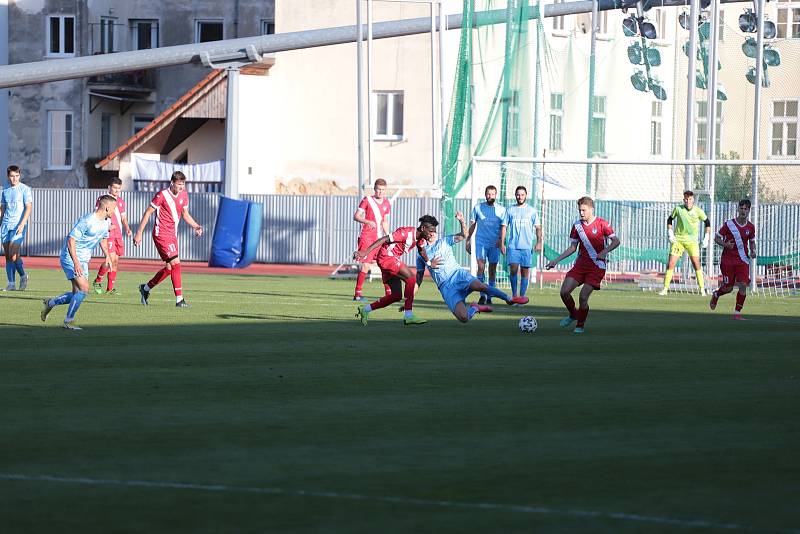 Třetiligoví fotbalisté Znojma (modří) prohráli ve vloženém středečním kole s týmem Frýdku-Místku 2:3.