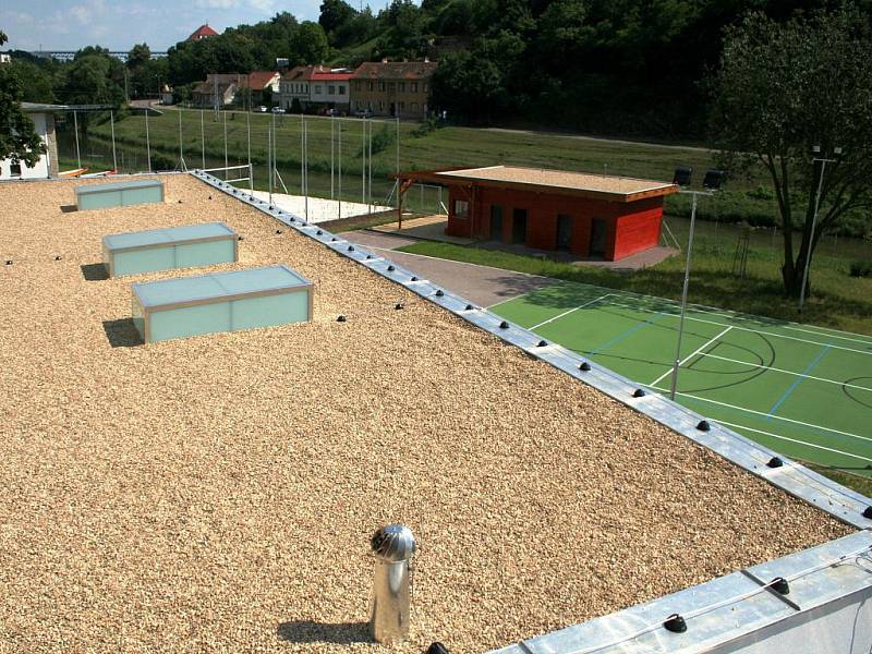 . Bývalou vodárnu mohou již nyní využívat sportovci, k dispozici mají beachvolejbalový kurt a hřiště s umělým povrchem.