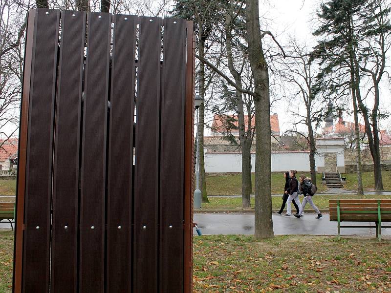 Úředníci znojemské radnice skryli za zamčenou ohrádkou bustu Charlese Sealsfielda v Horním parku.