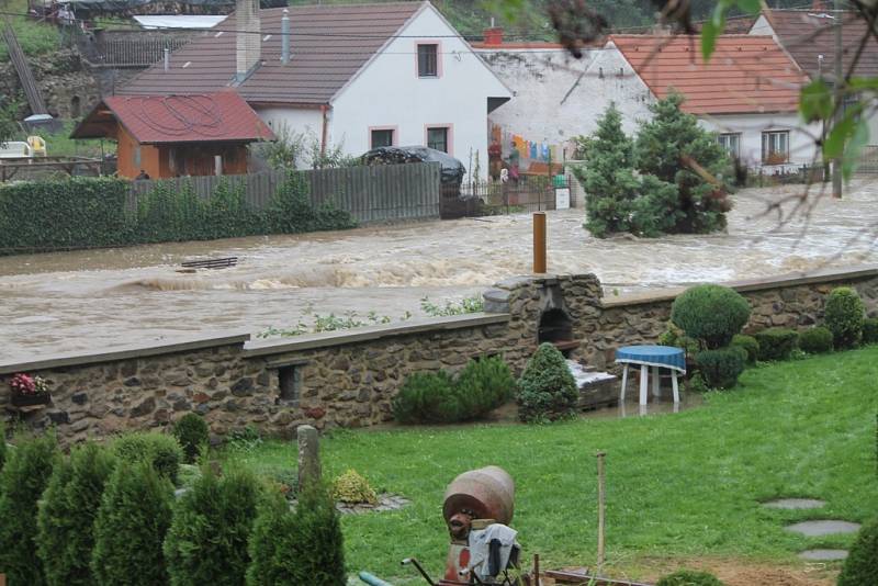 Rozvodněný potok a jevišovická přehrada mohou za vytopenou část Jevišovic zvanou Podolí.