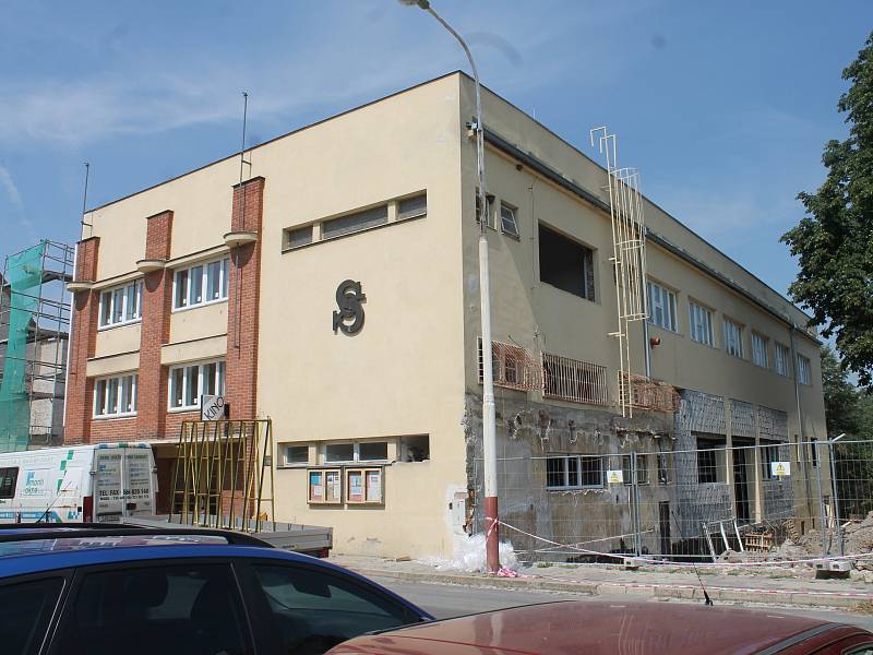 Opravy moravskokrumlovské sokolovny, jejíž součástí je i kinosál.