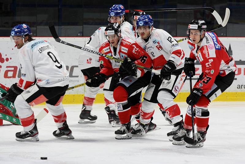 Znojemští hokejisté (v červeném) přivítali předposlední únorové úterý na svém ledě tým Innsbrucku v rámci nadstavby EBEL.