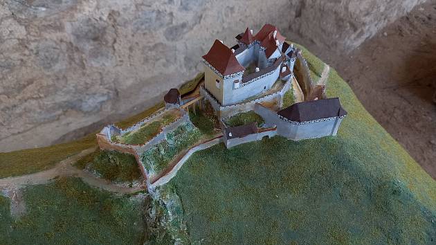 Model hradu Cornštejn u Bítova je od konce května k vidění v paláci zříceniny.