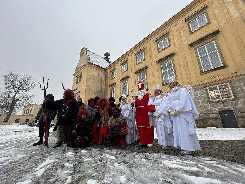 V neděli pozdě odpoledne vyrazil průvod čertů, andělů a Mikuláše z krumlovského zámku do ulic města.