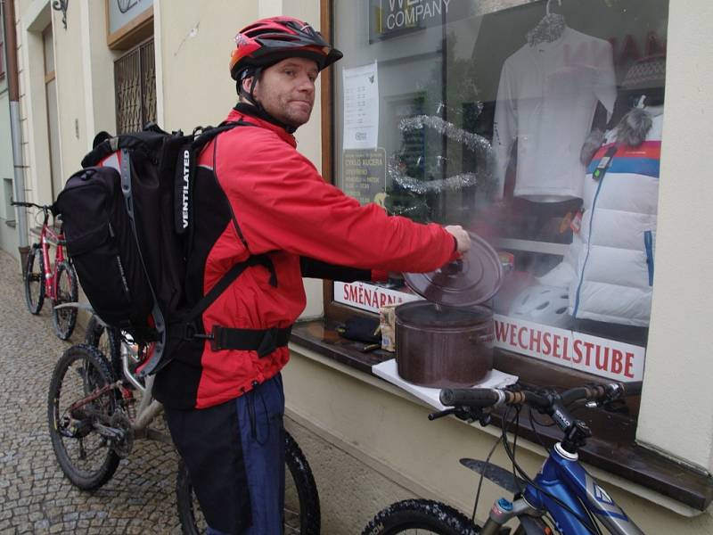 Ani mlha a místy zledovatělé silnice neodradily na Štědrý den dopoledne ty drsnější mezi znojemskými cyklisty od tradiční sváteční vyjížďky.