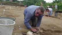 Letošní archeologické práce studentů na Hradišti, na které dohlíží šéf tamního výzkumu Bohuslav Klíma, započaly zhruba před týdnem a potrvají do poloviny srpna. 