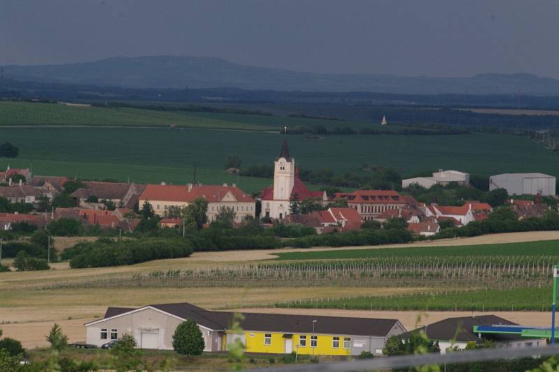 Věřící ze Znojemska a dolnorakouského Reztu na Heileiger Steinu. 