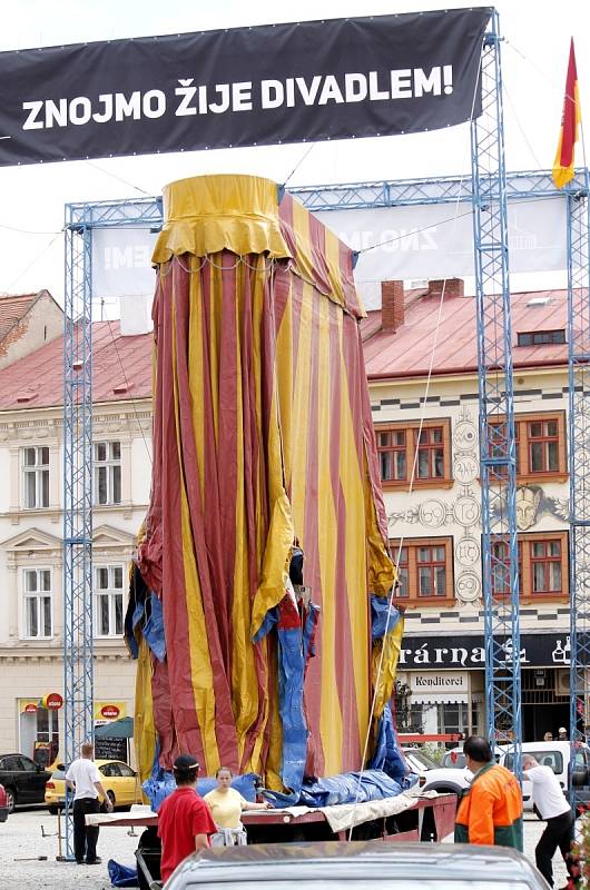 Pro akci Znojmo žije divadlem postavili majitelé na Horním náměstí nepřehlédnutelné šapitó.