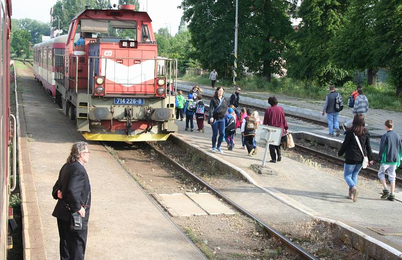 Vlakvedoucí má v hlavě přesné časy příjezdů a odjezdů ze všech stanic na trase. Ve vlaku zná každý koutek.