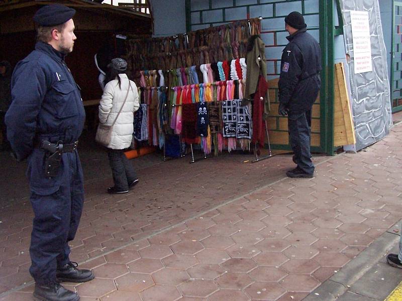 Policisté hledají v tržnicích nebezpečnou pyrotechniku