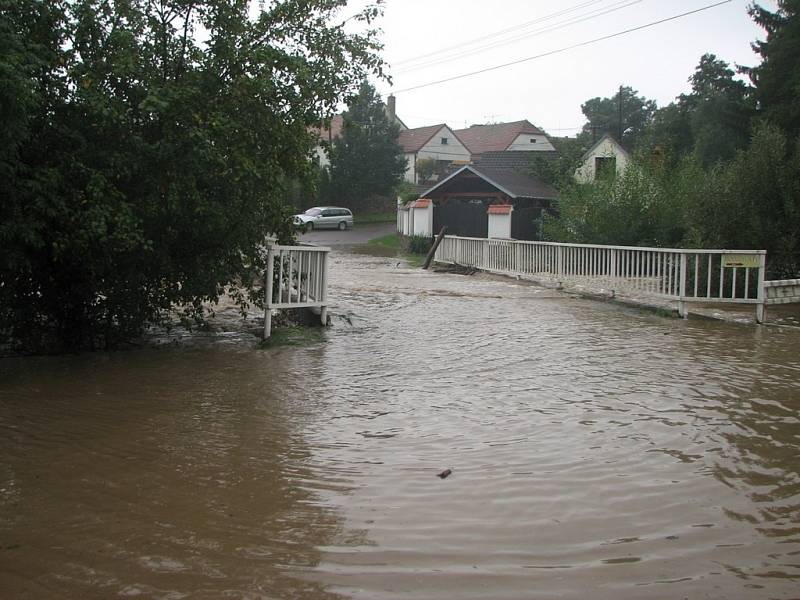 Voda se vylila i ve Střelicích a Jevišovicích.