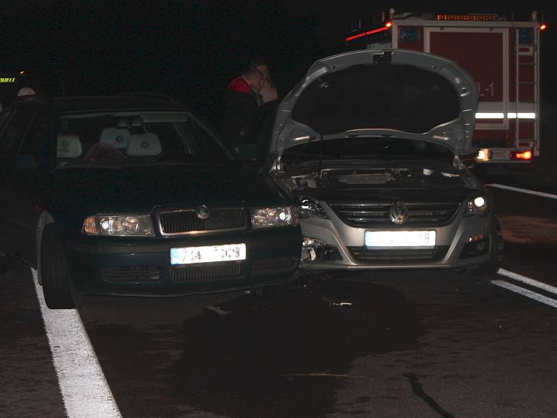 Autobus, dvě motorky a tři osobní auta se střetly v pátek před osmou hodinou večer mezi Pavlicemi a Olbramkostelem.