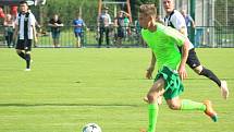 Fotbalisté Šatova (v zeleném) zakončili sezonu zápasem s Dobšicemi, kterým podlehli 1:4. Foto: Petr Hlucháň