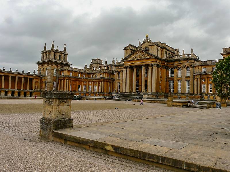 Procházka parkem paláce Blenheim nedaleko Oxfordu v Anglii.