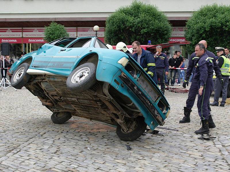 Ukázky práce záchranářů, policistů a hasičů na Masarykově náměstí.