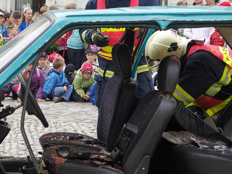 Ukázky práce záchranářů, policistů a hasičů na Masarykově náměstí.