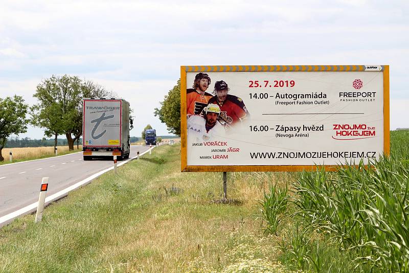 U silnic prvních tříd na Znojemsku jsou stále billboardy. Měly by už dva roky být alespoň padesát metrů od krajnice. Jeden stojí u silnice číslo I/38 mezi Chvalovicemi a Hatěmi.