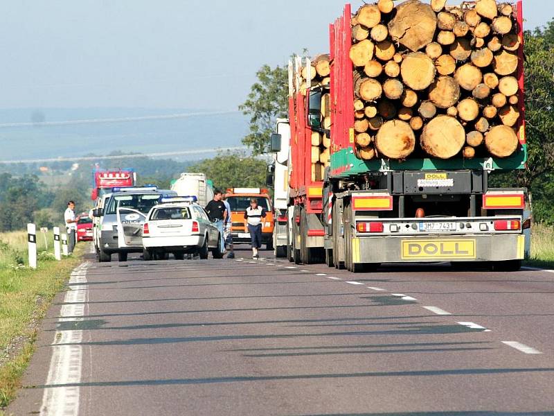 Středně těžké zranění řidiče Fordu a stotisícová škoda. To je výsledek čtvrteční ranní kolize nedaleko Bantic.