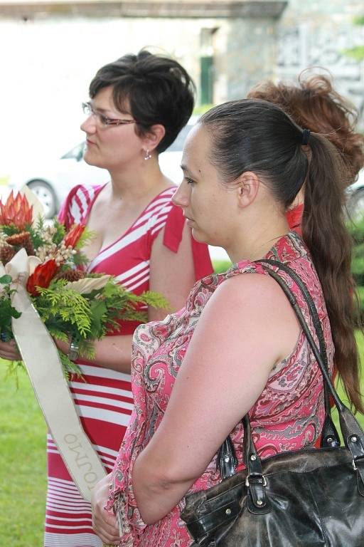 Členové Okrašlovacího spolku ve Znojmě uctili v pondělí památku popického rodáka Charlese Sealsfielda. Uplynulo totiž 150 let od spisovatelova úmrtí.