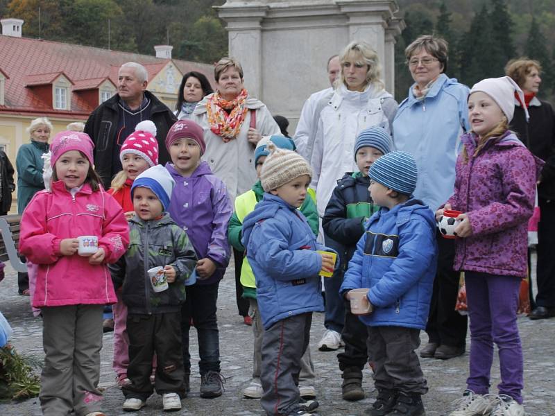 Představitelé Vranova nad Dyjí slavnostně otevřeli společně s místními lidmi a pozvanými hosty opravené náměstí.