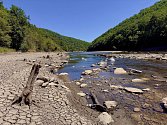 Nízký stav vody ve znojemské přehradě odhaluje historii údolí Dyje v Trauznicích, pod Královým stolcem.