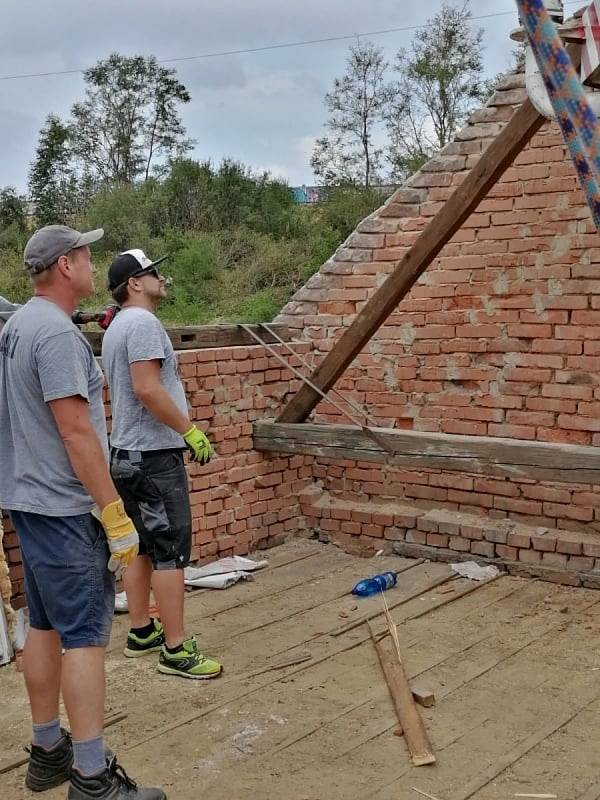 Božičtí hasiči vyrazili s pomocí do Hrušek, kde se pustili do oprav střech.