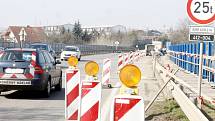 Pracovníci specializované firmy vyěmňují nevyhovující protuihlukovou bariéru na mostě u Dobšic za novou.