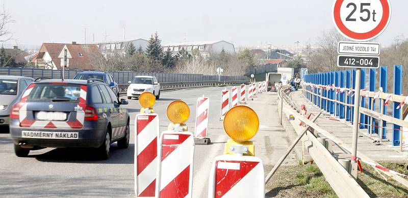 Pracovníci specializované firmy vyěmňují nevyhovující protuihlukovou bariéru na mostě u Dobšic za novou.