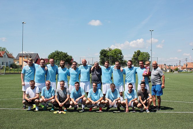 Fotbalisté Jevišovic/Mikulovic (v modrém) ovládli loni v létě Region Cup. Jeho druhý ročník startuje už předposlední květnový víkend.