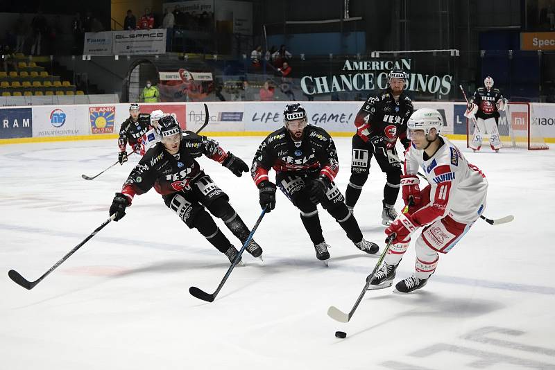 Poslední zářijový pátek vyzvali hokejoví Orli (v černém) ve třetím kole rakouské ligy ICEHL loňského mistra z Klagenfurtu.