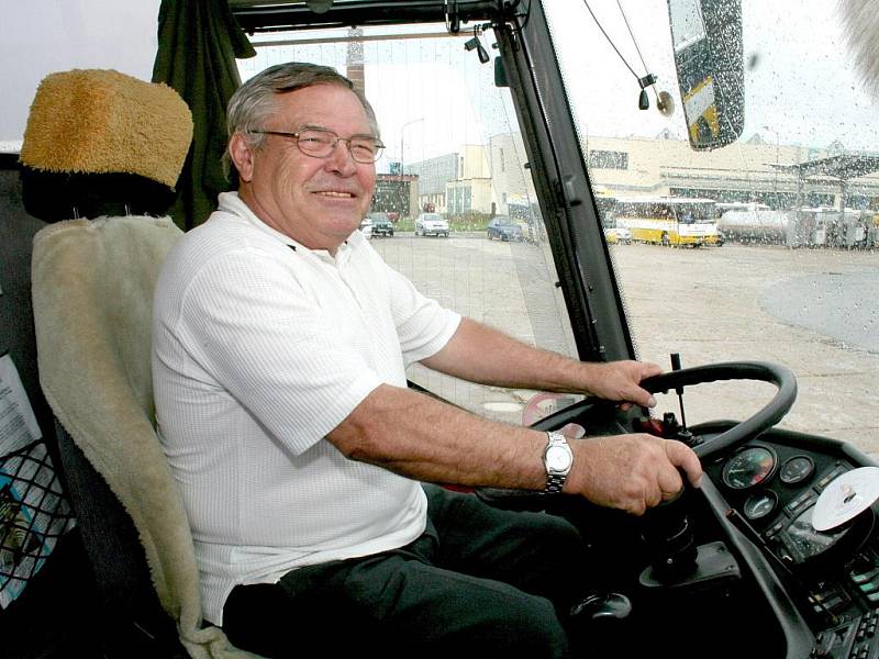 Karel Psota dodnes vozí cestující v autobusech společnosti, kterou kdysi zakládal. 