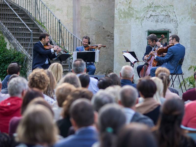 Obnova Státního zámku Uherčice na Znojemsku.  Dobročinný koncert festivalu Hudba Znojmo.